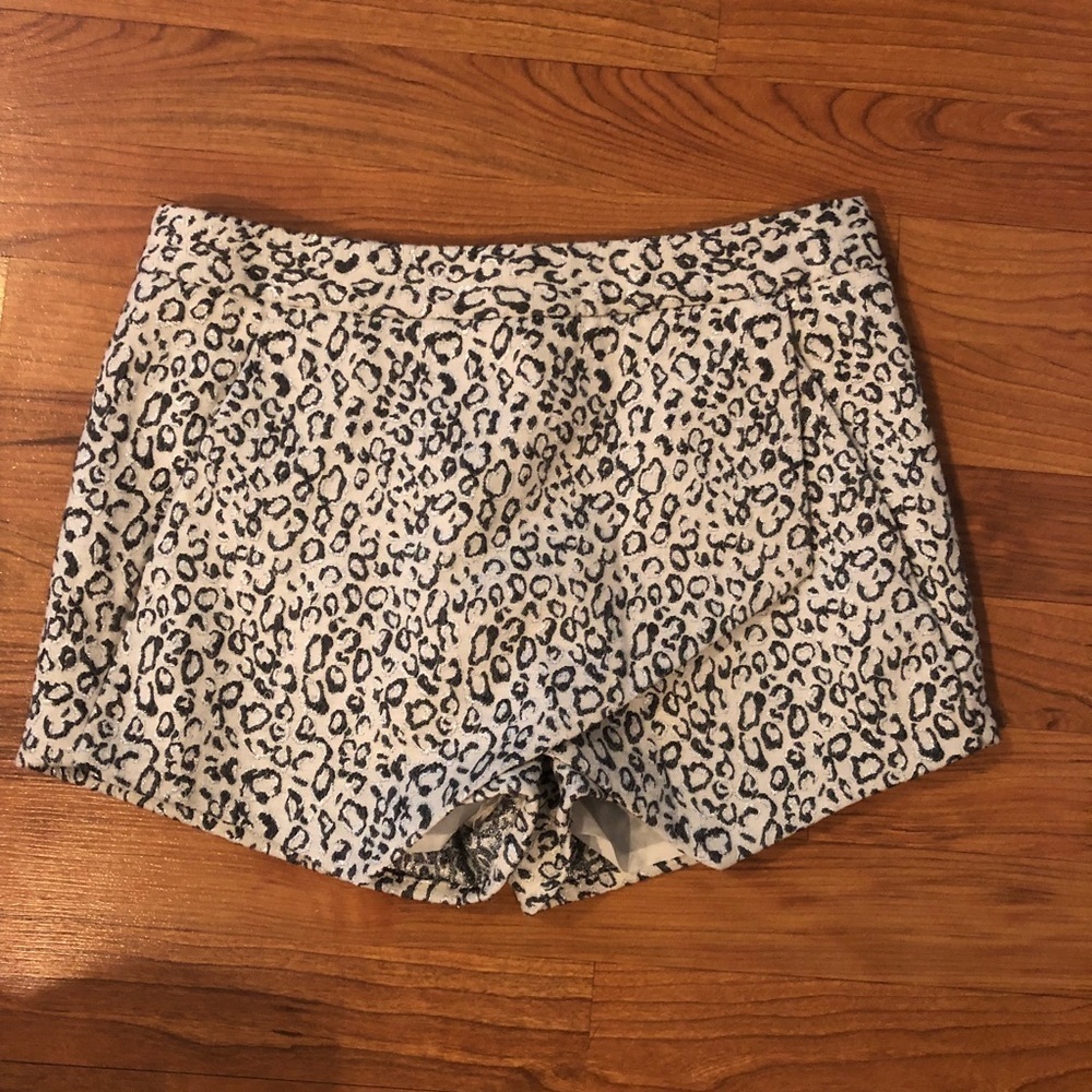 NWT express silver leopard print skort